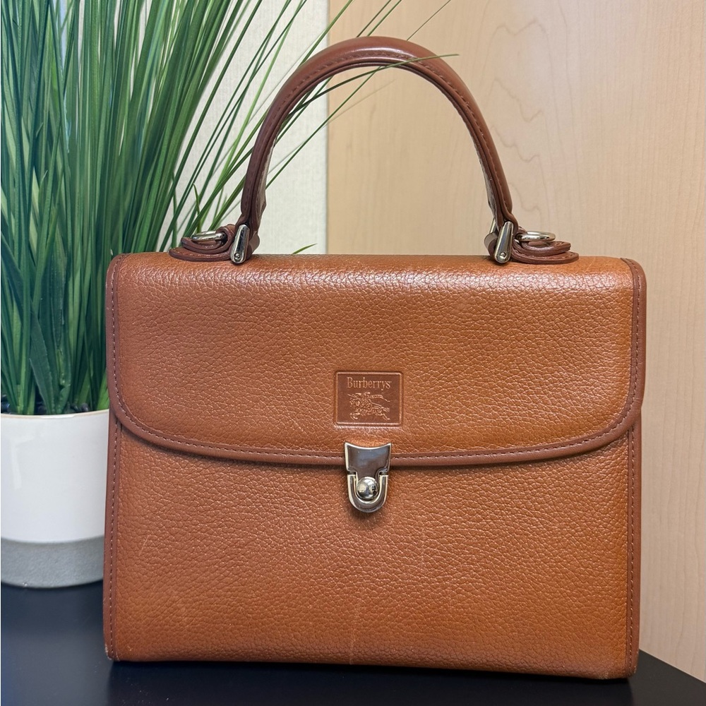 Burberry vintage bag in amazing condition. COA included. Vintage